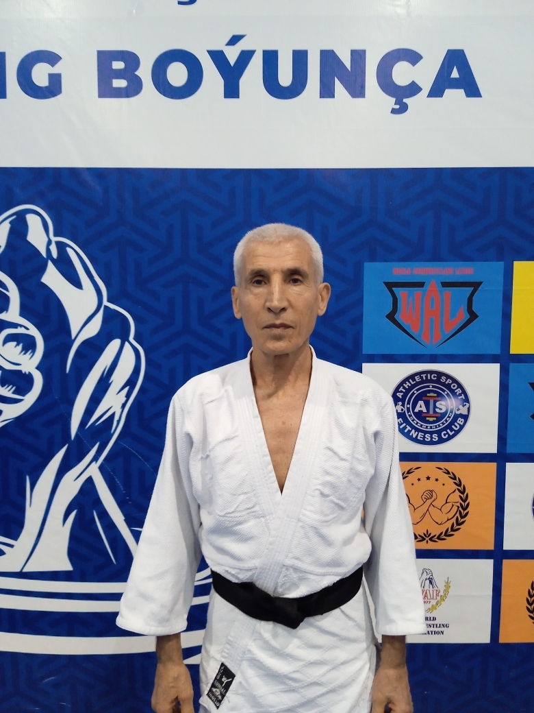 <span style="font-weight: bold;">Yuri Karyev 2 Dan Avrasya Aikido </span><span style="font-style: italic;">Aikido antrenörü, 1. kategori eğitmeni, spor ustası ve boks antrenörü,<span style="font-weight: bold;">,</span></span>